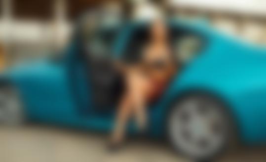 Обои на рабочий стол Девушка в черном бюстгальтере и юбке сидит в BMW, фотограф Дмитрий Филатов