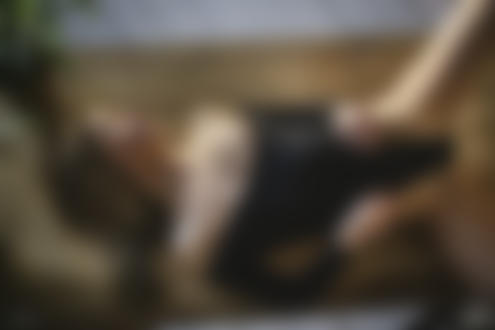 Обои на рабочий стол Девушка в черном лежит на полу, фотограф Максим Чуприн