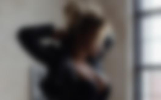 Обои на рабочий стол Модель Nata Lee держит руки у головы, фотограф Александр MAVRIN