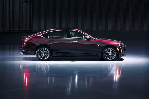 Обои на рабочий стол Темно-бордовый Cadillac CT5 Premium Luxury 2019 стоит в помещении