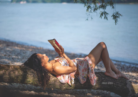 Обои на рабочий стол Девушка Карина с книгой в руках дежит на дереве над водой, фотограф Jurgen Bauer