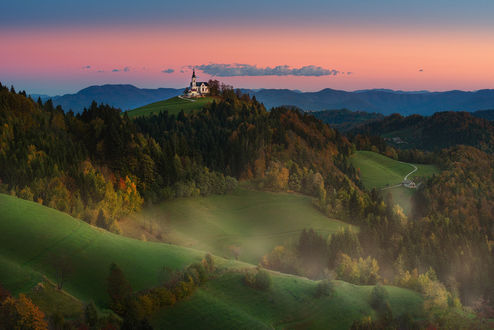 Обои на рабочий стол Церковь на вершине холма под заревом рассвета, Slovenia / Словения, фотограф Краси Матаров
