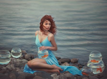 Обои на рабочий стол Девушка сидит на берегу и держит аквариум с рыбкой. Фотограф Марина Жаринова