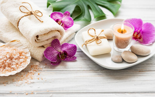 Обои на рабочий стол Spa-набор: свеча, орхидеи, морская соль, камешки, махровое полотенце и мыло