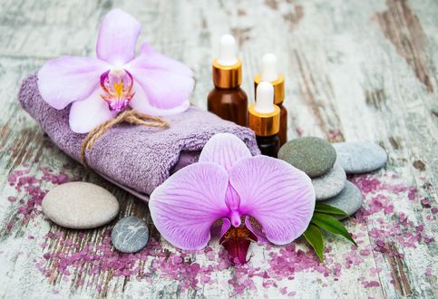 Обои на рабочий стол Spa-набор: орхидеи, морская соль, камешки, махровое полотенце и пузырьки с ароматическими маслами