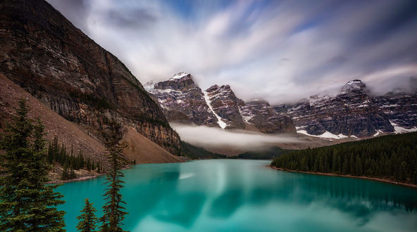 Обои на рабочий стол Озеро у гор, фотограф Timothy Poulton