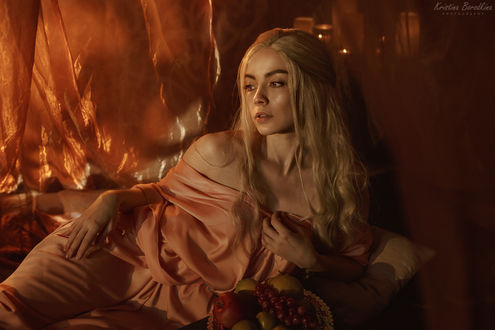 Обои на рабочий стол Девушка в образе Daenerys / Дейнерис Таргариен из сериала Игра престолов / Game of Thrones