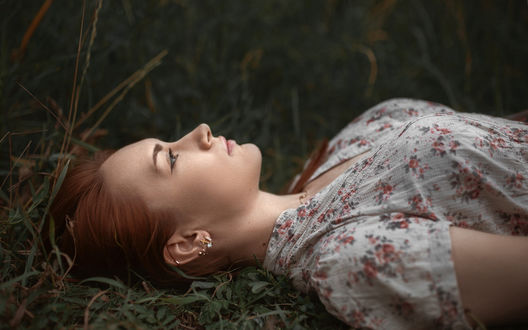 Обои на рабочий стол Девушка Anela Watson лежит на траве, фотограф Альберт Лесной