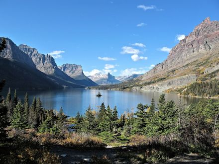Обои на рабочий стол Озеро среди гор, Alberta, Canada / Альберта, Канада