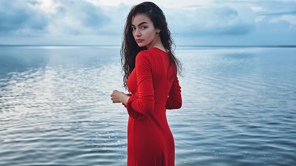 Обои на рабочий стол Модель Alia Bakieva / Алия Бакиева в красном платье стоит на фоне моря, фотограф Sergey Fat