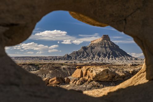 Обои на рабочий стол Вид на гору в пустыне из пещеры, Utah, USA / Юта, США, фотограф Albert Wirtz