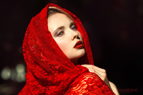 Обои на рабочий стол Модель Lisa Maria Holm в красной шали, by Mercedes Castillo Sаnchez