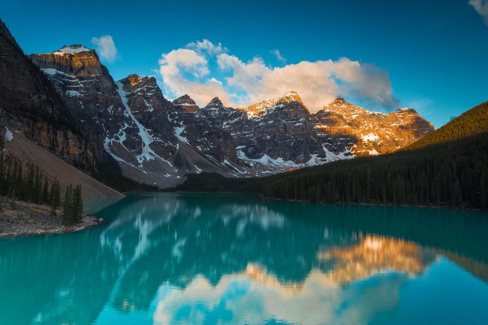 Обои для рабочего стола Озеро в окружении гор и леса, Канада, фотограф Andy Holmes