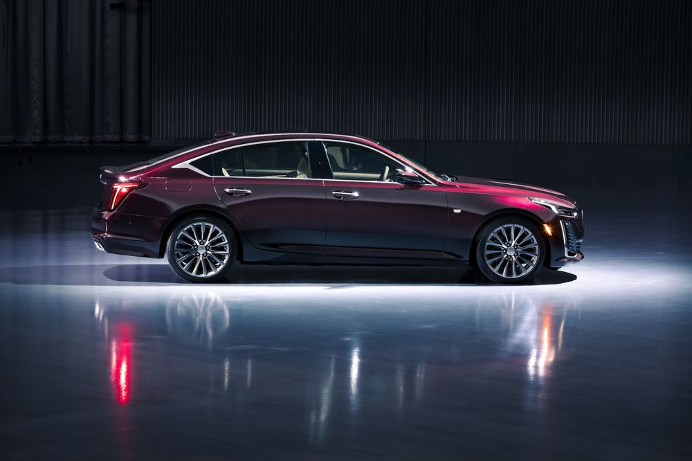 Обои для рабочего стола Темно-бордовый Cadillac CT5 Premium Luxury 2019 стоит в помещении