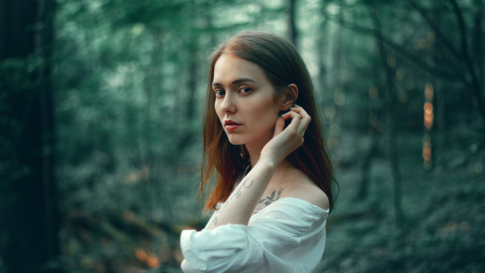 Обои на рабочий стол Девушка Даша стоит на фоне леса. Фотограф Андрей .