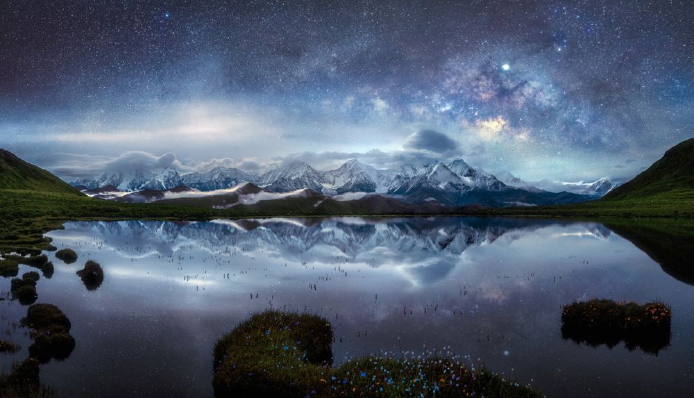 Обои для рабочего стола Водоем под ночным звездным небом на фоне заснеженных гор, фотограф selions