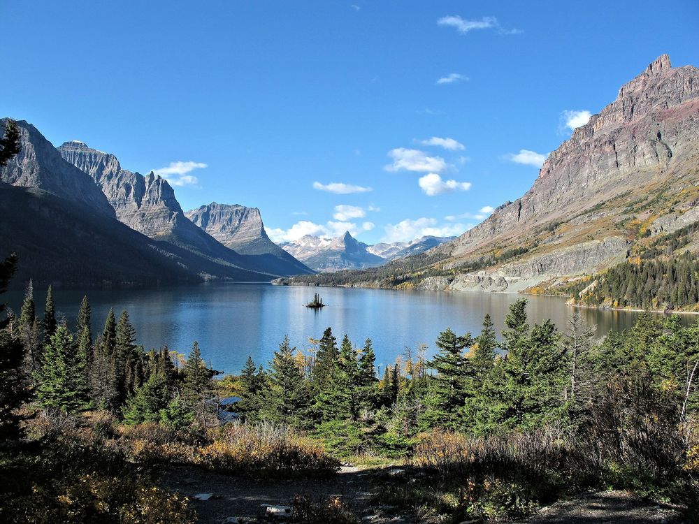 Обои для рабочего стола Озеро среди гор, Alberta, Canada / Альберта, Канада