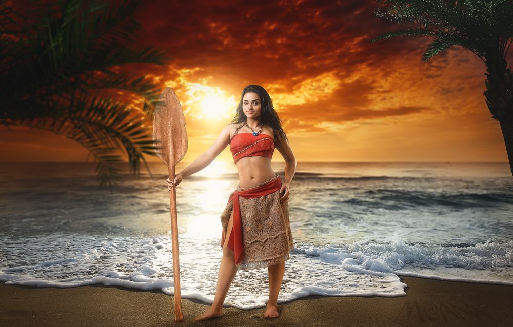 Обои для рабочего стола Девушка в образе Моаны Ваялики / Moana Waialiki с веслом стоит на берегу океана, из мультфильма Моана / Moana