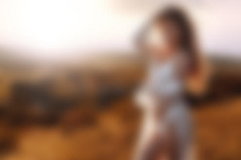 Обои на рабочий стол Модель Viktoria Kummer стоит на фоне природы, фотограф Stefan Hаusler