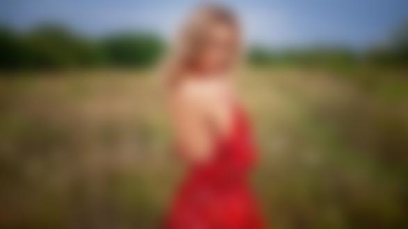 Обои для рабочего стола Девушка Лера с оголенной спиной стоит на фоне поля. Фотограф Юрьев Алексей