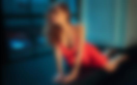 Обои на рабочий стол Модель Анастасия Щеглова в алом платье позирует у окна