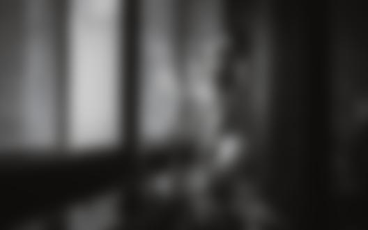 Обои на рабочий стол Девушка стоит у окна. Фотограф Максим Чуприн