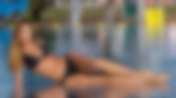 Обои на рабочий стол Модель Daniela Szewczyk лежит в воде