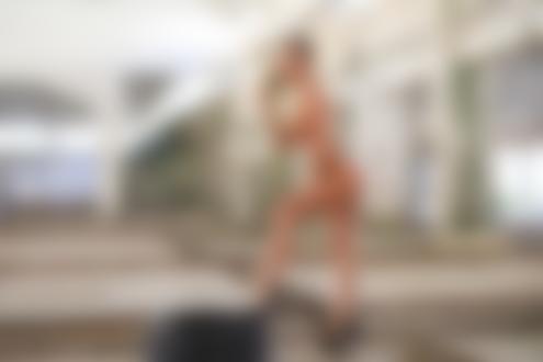 Обои на рабочий стол Обнаженная модель Isabelle A стоит в полуразрушенном здании, поставив ногу на автомобильную покрышку