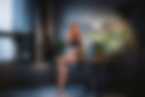 Обои на рабочий стол Модель Eva Chejova / Ева Чежова позирует у столика, фотограф Maksim Chuprin