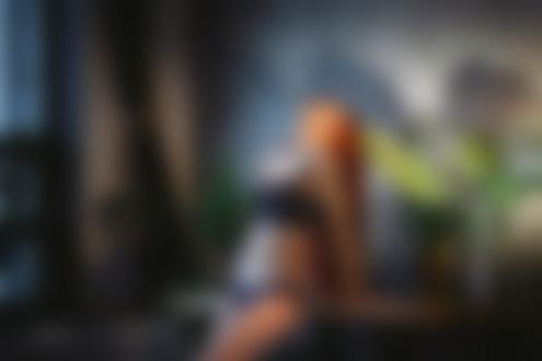 Обои на рабочий стол Модель Eva Chejova / Ева Чежова позирует у столика, фотограф Maksim Chuprin