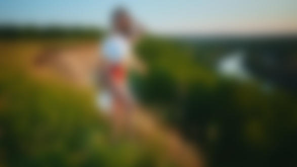 Обои на рабочий стол Модель Александра Чащина со шляпой в руке стоит на фоне природы. Фотограф Сергей Жирнов