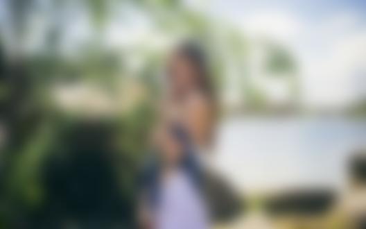 Обои на рабочий стол Девушка Анна Ли стоит на фоне природы, фотограф Максим Чуприн
