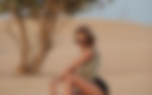 Обои на рабочий стол Модель Nata Lee в очках сидит на песке, фотограф Александр MAVRIN