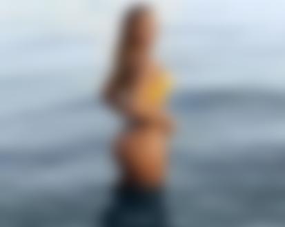Обои на рабочий стол Модель в купальнике стоит в воде, фотограф Evgeny Demenev