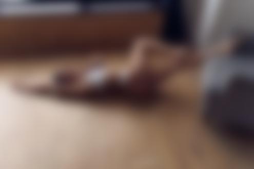 Обои на рабочий стол Девушка в нижнем белье лежит на полу, фотограф Evgeny Demenev