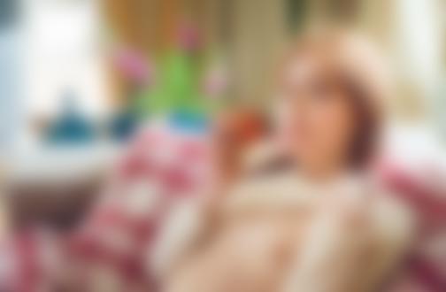 Обои для рабочего стола Модель Jia Lissa держит в руке яблоко с сердечком и надписью-I love you / я люблю тебя
