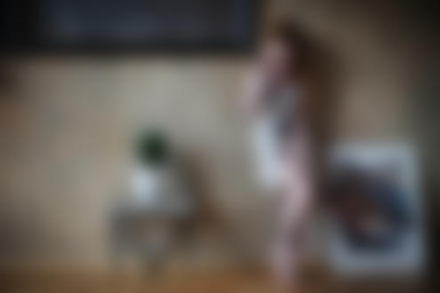 Обои для рабочего стола Модель Лиса Бутторс с фотоаппаратом стоит у стены, фотограф Maksim Chuprin / Максим Чуприн