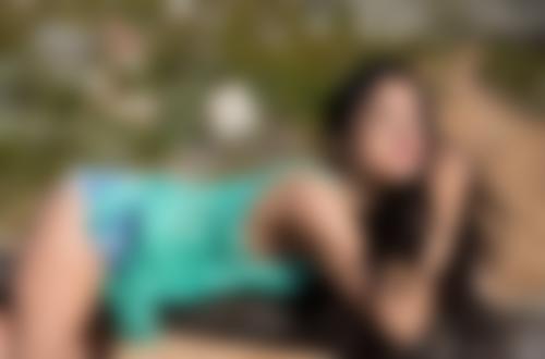 Обои на рабочий стол Модель Chloe Rose в шортах и кофточке позирует на бреве