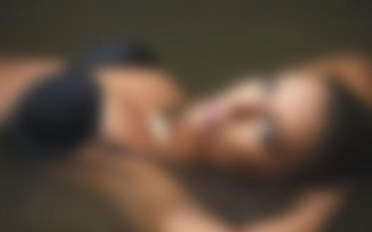 Обои для рабочего стола Модель Janina Ballali лежит в воде