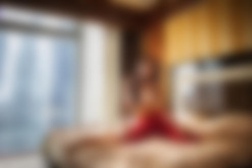 Обои для рабочего стола Модель Надежда Малая позирует на постели, фотограф Maksim Chuprin / Максим Чуприн