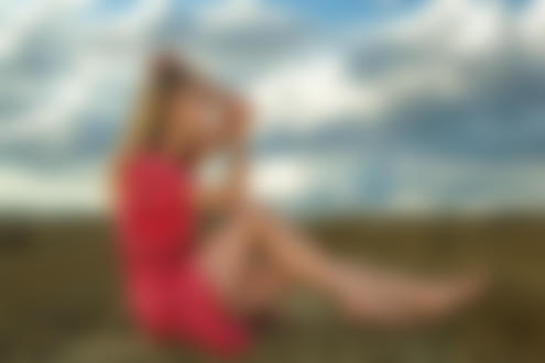 Обои для рабочего стола Модель Аманда сидит на фоне облачного неба, фотограф Dmitry Medved