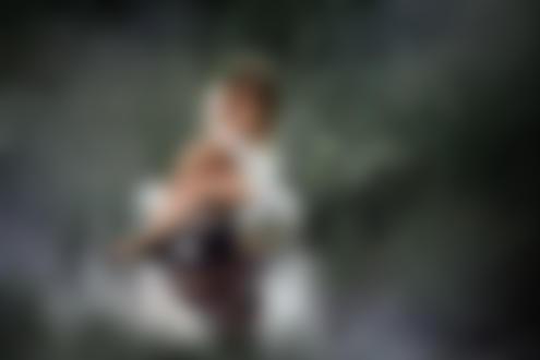 Обои для рабочего стола Девушка в образе нимфы сидит у воды. Фотограф Анна Шувалова