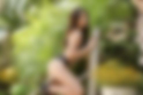 Обои на рабочий стол Модель Adria Rae в нижнем белье позирует на лестнице