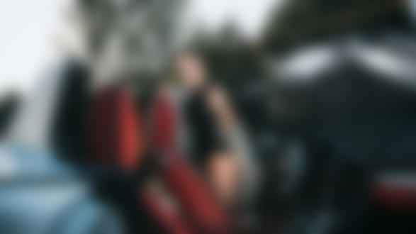 Обои на рабочий стол Модель Katrin позирует у авто. Фотограф Антон Харисов