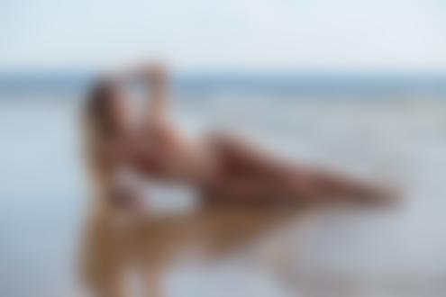 Обои для рабочего стола Девушка в купальнике лежит на побережье, фотограф Лозгачев Алексей