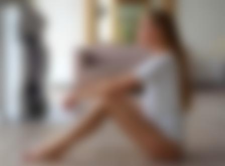 Обои для рабочего стола Модель Rubia Stri сидитт на полу