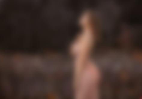 Обои на рабочий стол Девушка стоит на фоне природы. Фотограф Альберт Лесной