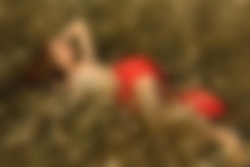 Обои на рабочий стол Девушка лежит на поле с ромашками. Фотограф Андрей Володин
