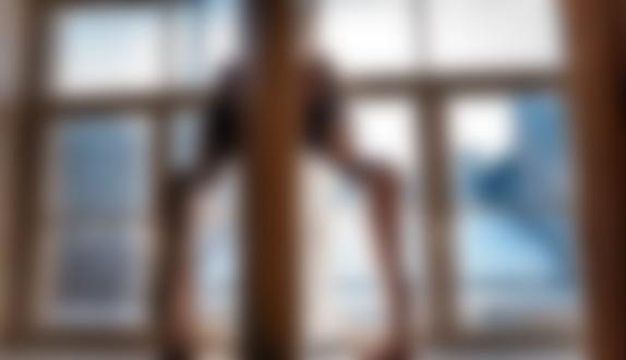 Обои на рабочий стол Модель стоит у окна, фотограф Janis Balcuns