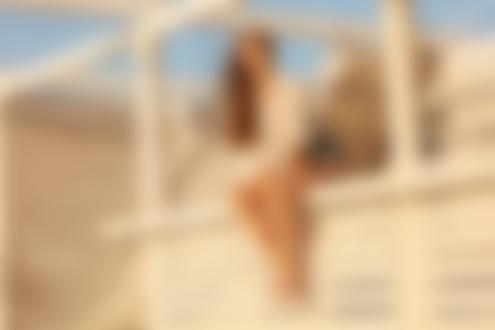 Обои на рабочий стол Девушка в белой рубашке сидит на заборчике, фотограф Vitaly Skitaev